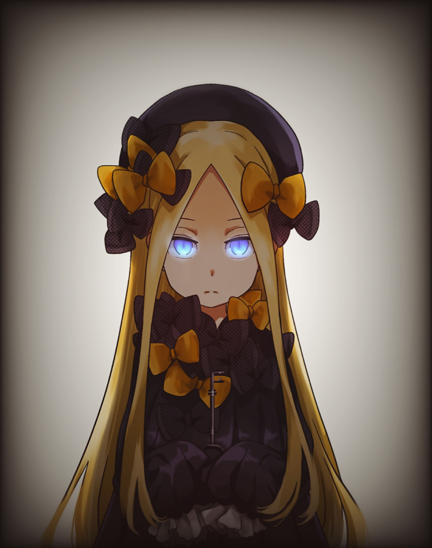 1girl abigail_williams_(fate/grand_order) bangs black_bow black_dress black_hat blonde_hair blue_eyes bow butterfly closed_mouth commentary_request dou_(mame_eee) dress fate/grand_order fate_(series) forehead glowing glowing_eyes hair_bow hat highres holding holding_key key long_hair long_sleeves looking_at_viewer orange_bow parted_bangs polka_dot polka_dot_bow sleeves_past_wrists solo very_long_hair