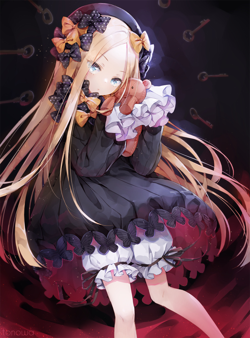 1girl abigail_williams_(fate/grand_order) artist_name bangs black_bow black_dress black_hat blonde_hair bloomers blue_eyes bow butterfly dress eyebrows_visible_through_hair eyes_visible_through_hair fate/grand_order fate_(series) forehead hair_bow hat head_tilt highres holding holding_stuffed_animal key long_hair long_sleeves looking_at_viewer orange_bow parted_bangs polka_dot polka_dot_bow sleeves_past_wrists solo stuffed_animal stuffed_toy teddy_bear tonowa underwear very_long_hair white_bloomers