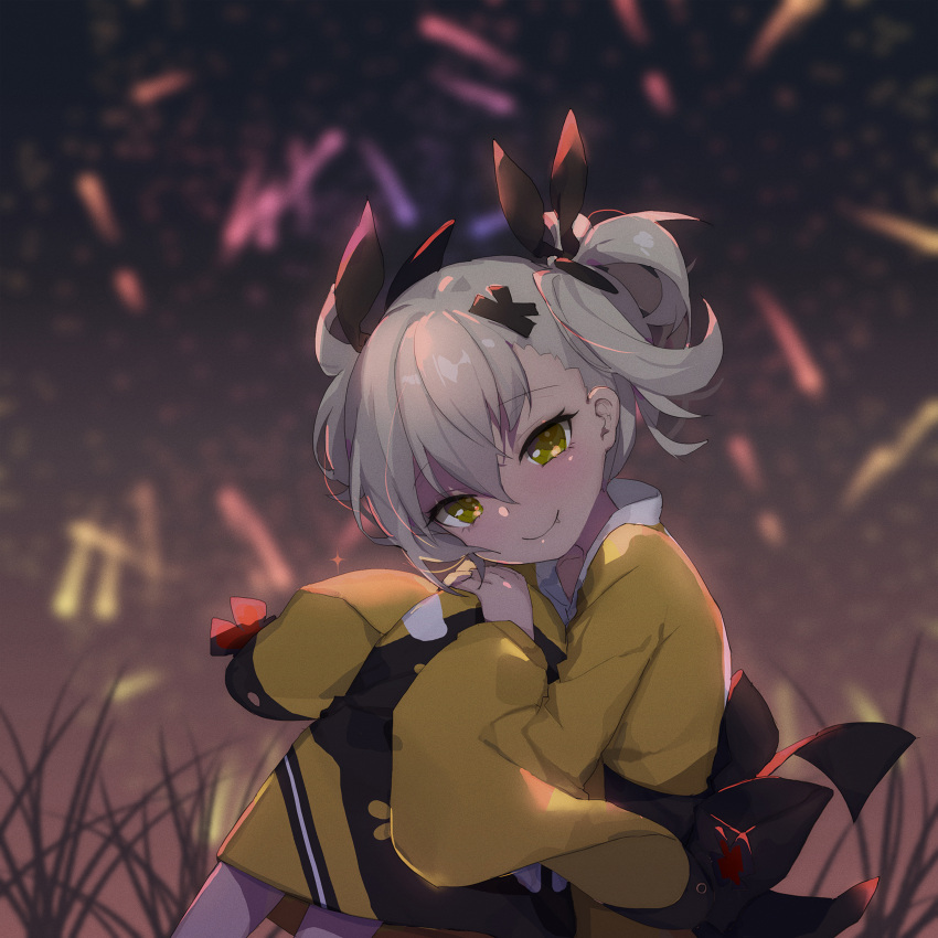 1girl acidear alternate_costume asymmetrical_bangs bangs black_bow black_kimono blush bottle bow collarbone dark_skin eyebrows_visible_through_hair fan fang fang_out floating_hair girls_frontline grass grey_hair hair_between_eyes hair_bow half-closed_eyes hands_on_own_knees hands_together head_tilt highres japanese_clothes kimono klin_(girls_frontline) looking_at_viewer night night_sky obi open_mouth outdoors paper_fan pouch sandals sash short_twintails sitting sky smile socks solo thick_eyebrows tsurime twintails wind yellow_eyes yellow_kimono