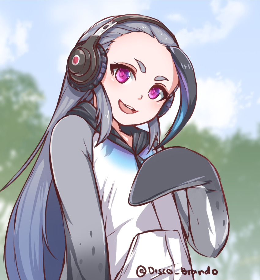 1girl :d blue_sky blurry blurry_background blush clouds day depth_of_field disco_brando forehead giant_penguin_(kemono_friends) gloves grey_hair head_tilt headphones highres hood hood_down hoodie kemono_friends long_hair looking_at_viewer open_mouth outdoors pink_eyes round_teeth sky smile solo teeth tree twitter_username upper_body