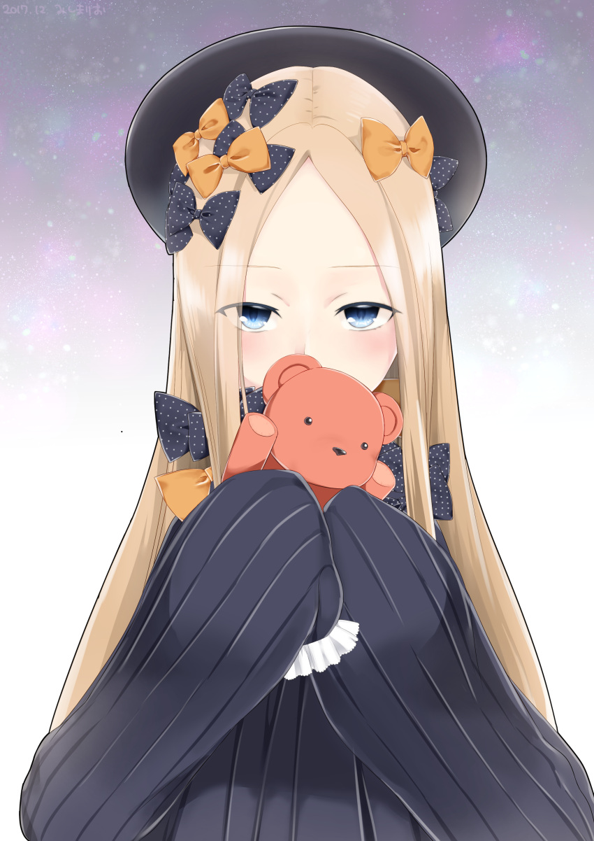 1girl abigail_williams_(fate/grand_order) absurdres bangs black_bow black_dress black_hat blonde_hair blue_eyes blush bow commentary_request covered_mouth dress eyebrows_visible_through_hair fate/grand_order fate_(series) forehead hair_bow hat highres holding holding_stuffed_animal long_sleeves looking_at_viewer mishima_ryo orange_bow parted_bangs polka_dot polka_dot_bow sleeves_past_wrists solo stuffed_animal stuffed_toy teddy_bear