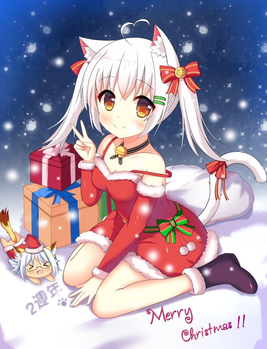&gt;_&lt; 1girl ahoge animal_ears bangs bell between_legs black_footwear blue_hair blush bow box brown_eyes cat_ears cat_girl cat_tail christmas closed_mouth collarbone commentary_request detached_sleeves dress eyebrows_visible_through_hair fang fingernails fur-trimmed_boots fur-trimmed_dress fur-trimmed_hat fur-trimmed_sleeves fur_trim gift gift_box hair_between_eyes hair_bow hand_between_legs hand_up hat heart_ahoge highres jingle_bell long_hair long_sleeves looking_at_viewer merry_christmas open_mouth original red_bow red_dress redhead sack santa_costume santa_hat sidelocks silver_hair sitting sleeveless sleeveless_dress smile solo striped striped_bow tail tail_bow tiger_ears tiger_girl tiger_tail translated twintails v wariza xiaosamiao