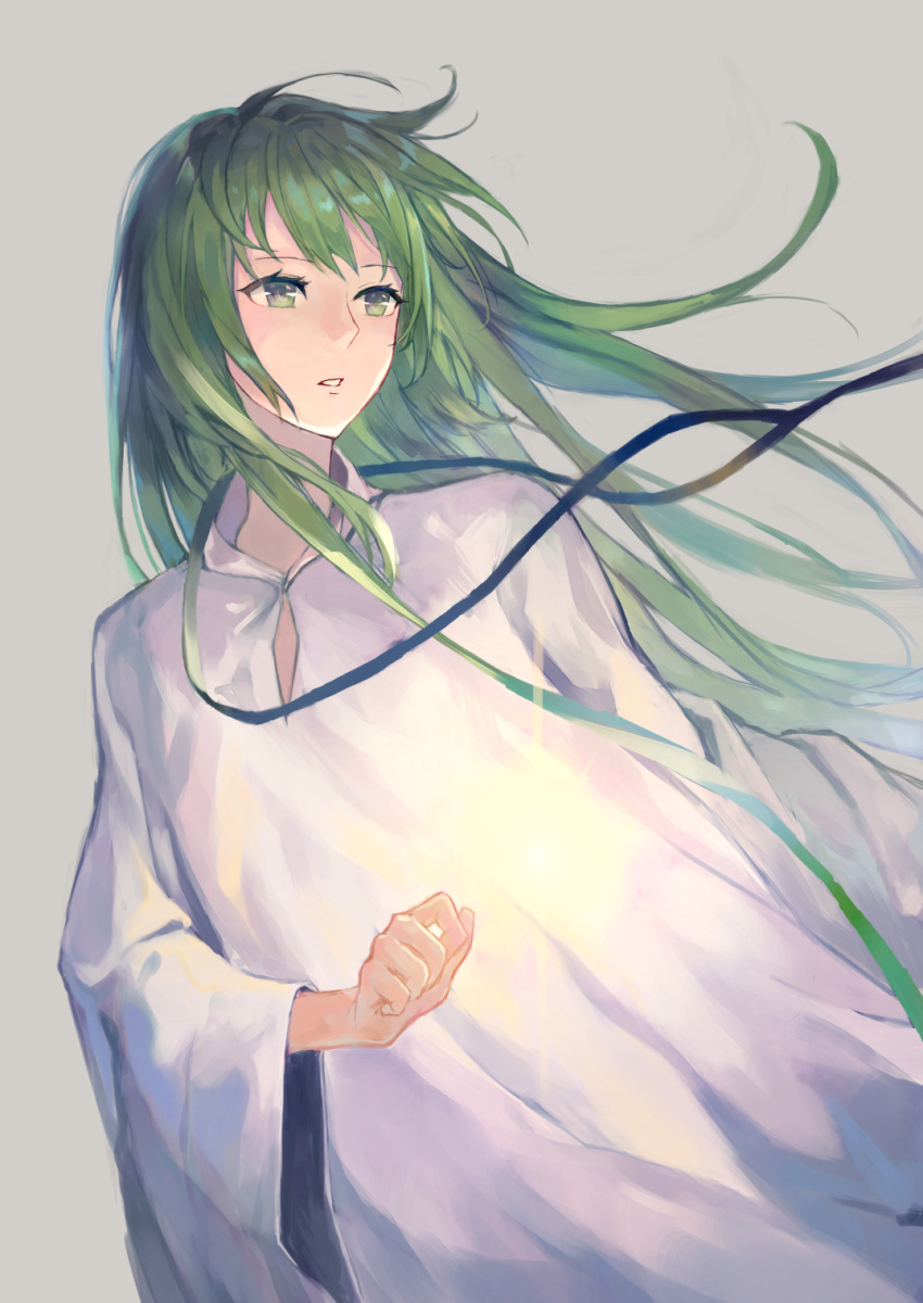 1boy androgynous bangs commentary_request enkidu_(fate/strange_fake) fate/strange_fake fate_(series) green_eyes green_hair grey_background highres kobutakurassyu long_hair long_sleeves male_focus parted_lips robe simple_background solo upper_body white_robe wide_sleeves