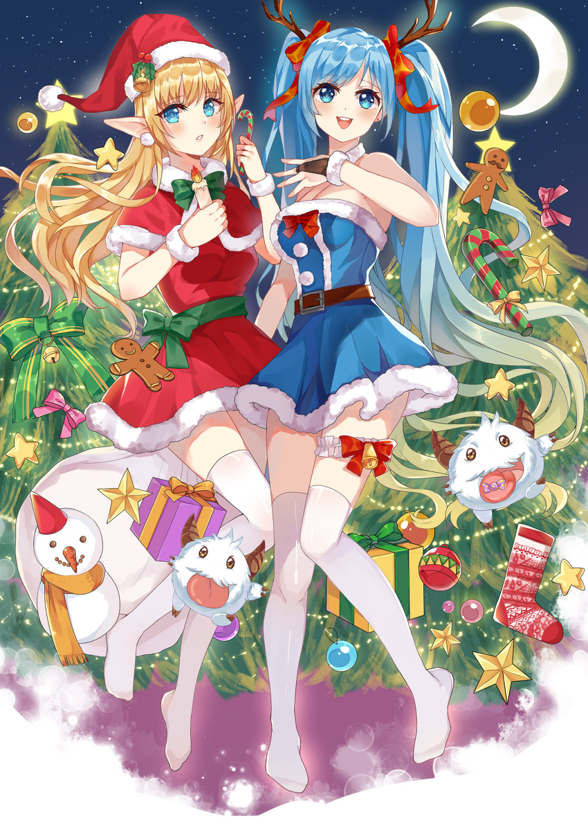 :d bell belt blonde_hair blue_eyes bow candle candy candy_cane christmas christmas_stocking christmas_tree earrings elf food gift gingerbread_man green_bow hat highres hum_(ten_ten) janna_windforce jewelry jingle_bell league_of_legends long_hair night night_sky open_mouth ornament parted_lips pointy_ears poro_(league_of_legends) santa_hat sky smile snowman sona_buvelle standing thigh-highs twintails white_legwear