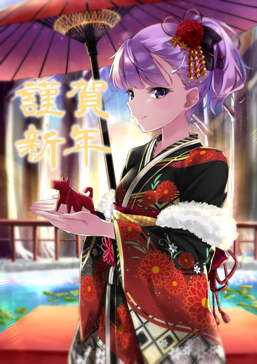 1girl alternate_costume blurry depth_of_field fate/grand_order fate_(series) flower hair_flower hair_ornament happy_new_year helena_blavatsky_(fate/grand_order) highres japanese_clothes kimono looking_at_viewer new_year nishimi_shin oriental_umbrella origami profile purple_hair short_hair smile solo tied_hair translated umbrella violet_eyes