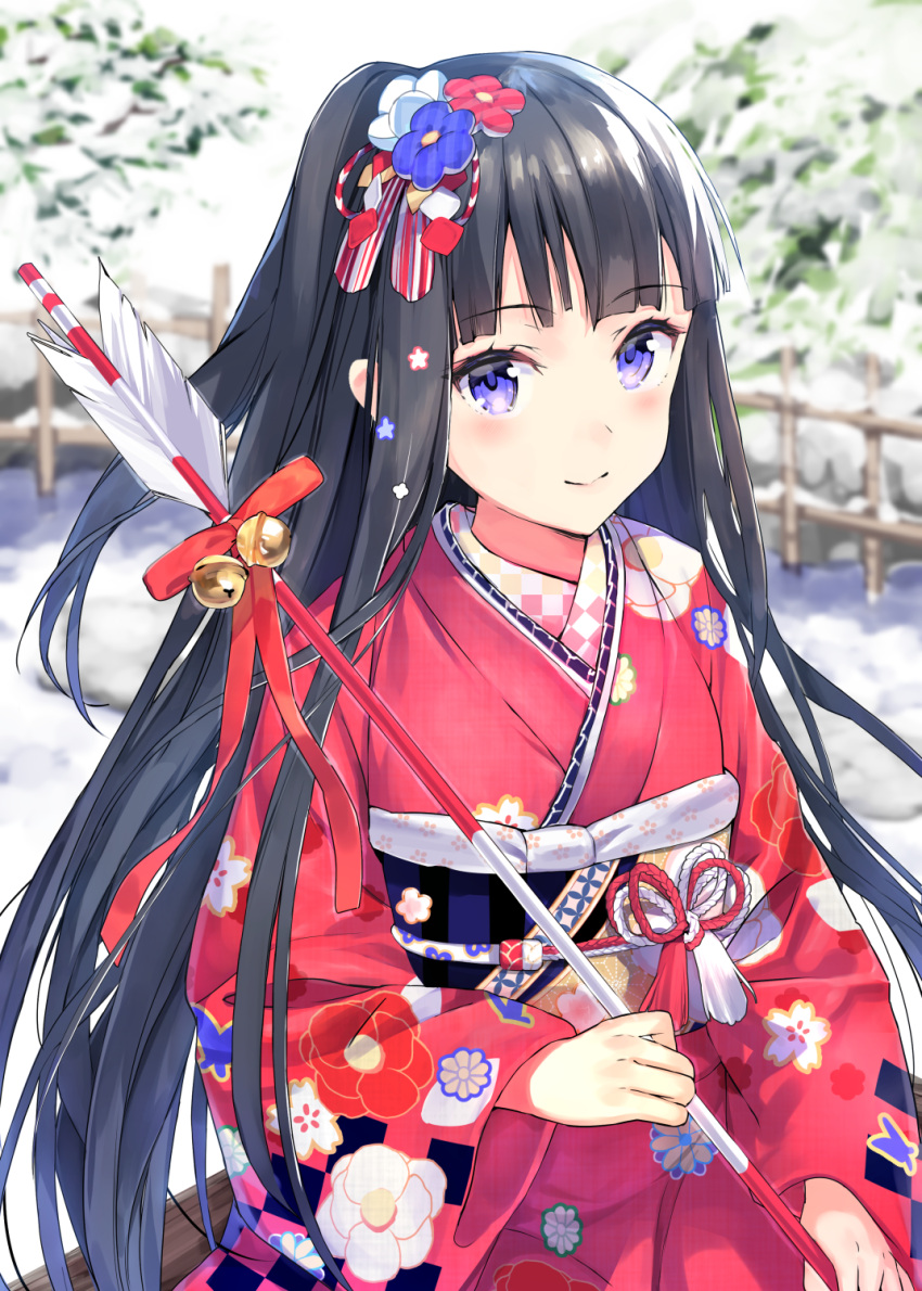 1girl arrow bangs bell black_hair blue_eyes blurry blurry_background blush commentary_request depth_of_field eyebrows_visible_through_hair floral_print hair_ornament hamaya highres holding japanese_clothes jingle_bell kimono long_hair long_sleeves looking_at_viewer nanotaro obi one_side_up original red_kimono sash smile snow solo upper_body very_long_hair wide_sleeves