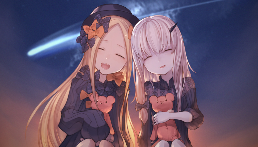 2girls :d ^_^ abigail_williams_(fate/grand_order) bangs black_bow black_dress black_hat blonde_hair bow closed_eyes commentary_request dress falling_star fate/grand_order fate_(series) forehead hair_bow hat horn lavinia_whateley_(fate/grand_order) leaning_on_person long_hair long_sleeves multiple_girls object_hug open_mouth orange_bow parted_bangs parted_lips polka_dot polka_dot_bow sleeves_past_wrists smile stuffed_animal stuffed_toy teddy_bear teko very_long_hair white_hair