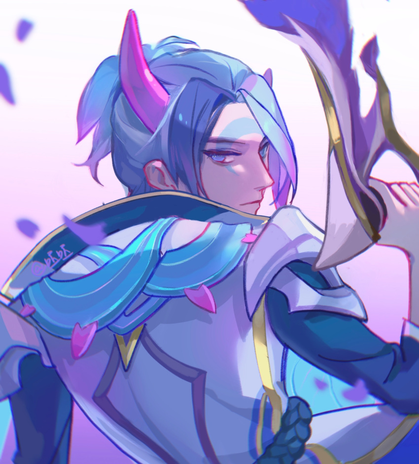 1boy aphelios artist_name bai_ling_shi_pei_pei bangs closed_mouth from_behind grey_background hair_over_one_eye highres holding holding_weapon horns league_of_legends long_sleeves looking_at_viewer male_focus multicolored_hair pink_eyes rope short_hair simple_background solo spirit_blossom_aphelios two-tone_hair weapon