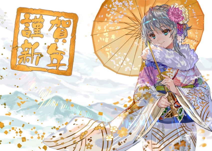 1girl akeome bangs blue_eyes closed_mouth commentary_request eyebrows_visible_through_hair floral_print flower fur_trim hair_flower hair_ornament happy_new_year holding holding_umbrella japanese_clothes kimono long_sleeves multicolored multicolored_eyes new_year obi oriental_umbrella original outdoors ran'ou_(tamago_no_kimi) red_eyes sash short_hair silver_hair smile solo standing translated umbrella wide_sleeves