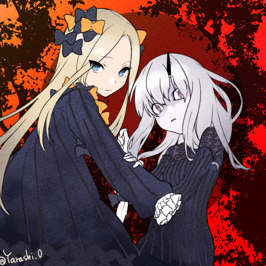 2girls abigail_williams_(fate/grand_order) albino bangs black_bow black_dress blonde_hair blue_eyes bow breasts dress eyebrows eyebrows_visible_through_hair eyes_visible_through_hair facing_another fate/grand_order fate_(series) frilled_sleeves frills hair_between_eyes hair_bow highres horn lavinia_whateley_(fate/grand_order) long_hair long_sleeves multiple_girls no_pupils orange_bow palms parted_bangs red_background silver_hair small_breasts straight_hair striped striped_dress tsurime twitter_username vertical-striped_dress vertical_stripes violet_eyes white_skin yashiro_(yarashi_0)