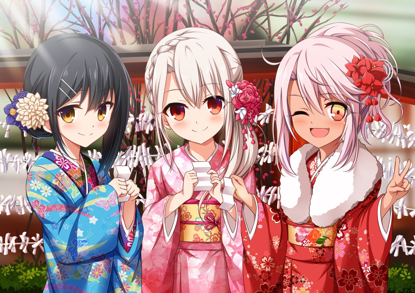 3girls ;d animal_print asymmetrical_hair black_hair blue_kimono blush braid butterfly_print chloe_von_einzbern commentary_request dark_skin eyebrows_visible_through_hair eyes_visible_through_hair fate/kaleid_liner_prisma_illya fate_(series) floral_print flower fur_collar hair_flower hair_ornament hair_up hairclip highres holding illyasviel_von_einzbern japanese_clothes kimono long_hair looking_at_viewer miyu_edelfelt morokoshi_(tekku) multiple_girls new_year obi omikuji one_eye_closed open_mouth pink_hair pink_kimono print_kimono red_eyes red_kimono sash smile v white_background wide_sleeves yellow_eyes