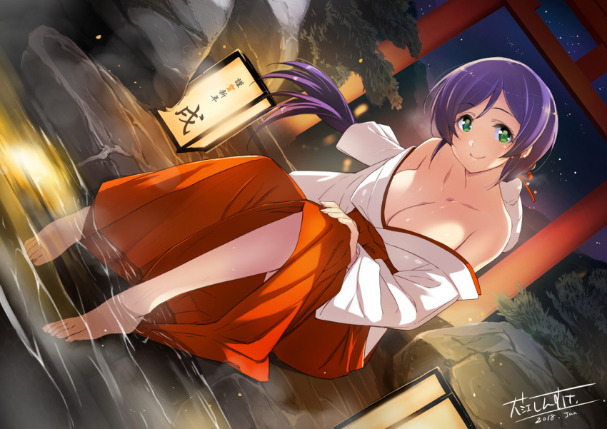 1girl alternate_hairstyle bare_shoulders barefoot breasts cleavage closed_mouth collarbone dated dutch_angle feet green_eyes hakama hand_on_own_knee head_tilt inue_shinsuke japanese_clothes kimono lantern large_breasts light lips long_hair long_sleeves looking_at_viewer love_live! love_live!_school_idol_project low_ponytail miko night night_sky off_shoulder on_floor onsen outdoors purple_hair red_hakama signature sky smile soaking_feet solo star_(sky) starry_sky stone_floor tareme torii toujou_nozomi very_long_hair water white_kimono wide_sleeves