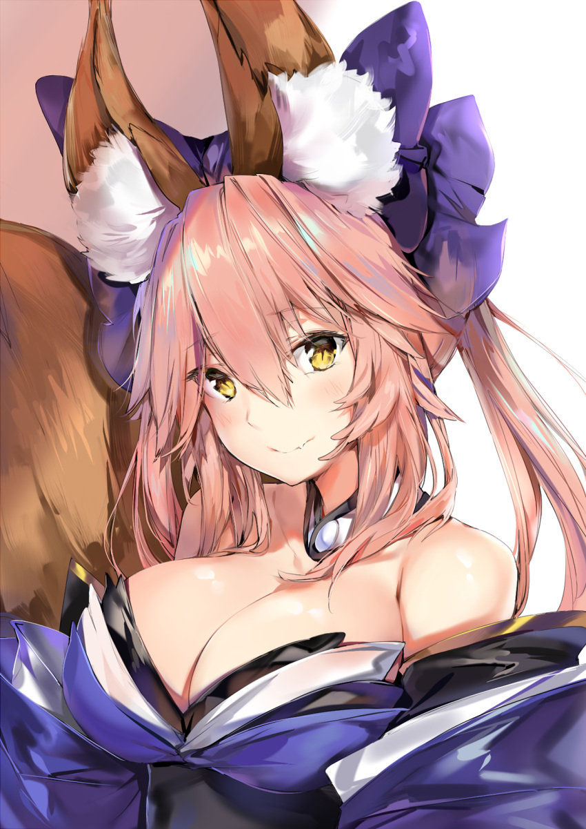 1girl animal_ears bangs bare_shoulders blue_bow blue_kimono blush bow breasts brown_background cleavage closed_mouth collarbone commentary_request detached_collar eyebrows_visible_through_hair fang fang_out fate/extra fate_(series) fox_ears fox_girl fox_tail gradient gradient_background hair_between_eyes hair_bow head_tilt highres japanese_clothes kimono large_breasts long_hair looking_at_viewer obi off_shoulder pink_hair sash silver_(chenwen) smile solo tail tamamo_(fate)_(all) tamamo_no_mae_(fate) twintails very_long_hair white_background yellow_eyes