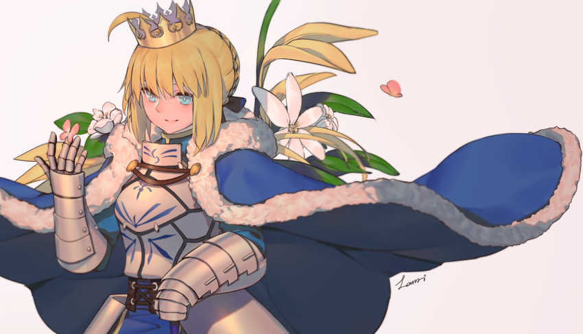 1girl ahoge armor armored_dress artist_name artoria_pendragon_(all) bangs blonde_hair blue_cape blue_dress blue_eyes blush breastplate butterfly_on_hand cape closed_mouth dress fate/stay_night fate_(series) faulds flower fur-trimmed_cape fur_trim gauntlets highres lanzi_(415460661) rown saber short_hair signature smile solo upper_body white_flower