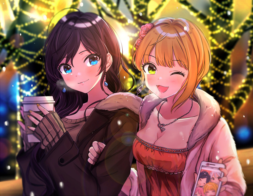 2girls ;d ahoge backlighting bangs blonde_hair blurry blurry_background blush breasts breath brown_coat cleavage closed_mouth coat collarbone cup depth_of_field earrings eyebrows_visible_through_hair eyelashes flower fur_collar fur_trim green_eyes hair_flower hair_ornament hand_on_another's_arm hayami_kanade heart heart_necklace highres holding holding_cup ichinose_shiki idolmaster idolmaster_cinderella_girls jewelry lens_flare lips long_hair long_sleeves looking_at_viewer miyamoto_frederica multiple_girls nail_polish necklace one_eye_closed open_clothes open_coat open_mouth outdoors parted_bangs pendant pink_coat pink_nails shiny shiny_hair shiomi_shuuko short_hair sleeves_past_wrists smile tareme tomato_omurice_melon yellow_nails