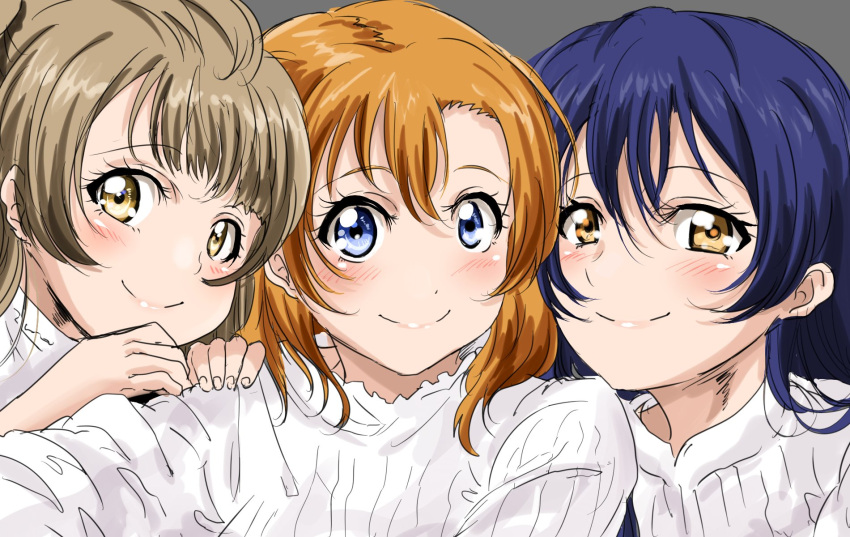 3girls bangs blue_eyes blue_hair blush brown_eyes closed_mouth commentary_request grey_hair hair_between_eyes hands_on_another's_shoulders highres kousaka_honoka long_hair looking_at_viewer love_live! love_live!_school_idol_project minami_kotori multiple_girls orange_hair sandwiched shirt shogo_(4274732) simple_background smile sonoda_umi upper_body white_shirt yellow_eyes