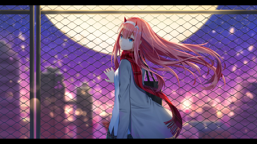 1girl arm bag blue_eyes blurry blurry_background chain-link_fence cityscape closed_mouth darling_in_the_franxx depth_of_field eyebrows_visible_through_hair fence fringe full_moon green_skirt grey_coat grey_jacket highres horns jacket ji_dao_ji lens_flare long_hair long_sleeves looking_at_viewer moon night open_clothes open_jacket outdoors pink_hair plaid plaid_skirt purple_sky red_scarf scarf shiny shiny_hair shirt shopping_bag skirt smile solo upper_body very_long_hair white_shirt zero_two_(darling_in_the_franxx)