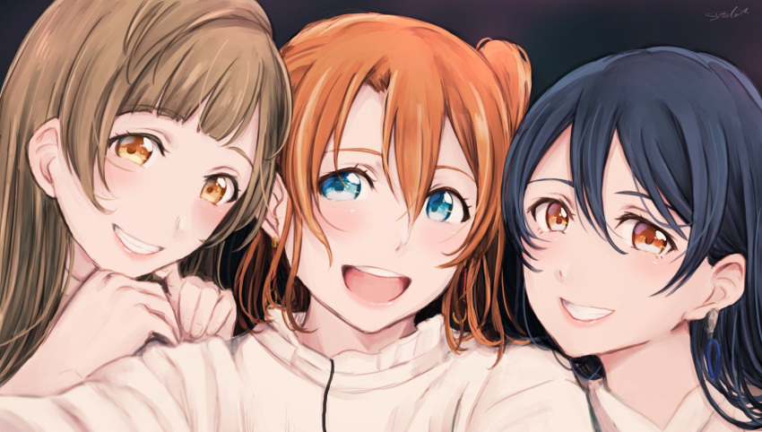 3girls bangs blue_hair blush brown_eyes closed_eyes closed_mouth commentary_request grey_hair hair_between_eyes hands_on_another's_shoulders highres kousaka_honoka long_hair looking_at_viewer love_live! love_live!_school_idol_project minami_kotori multiple_girls open_mouth orange_hair sandwiched shirt simple_background smile sonoda_umi suito upper_body white_shirt
