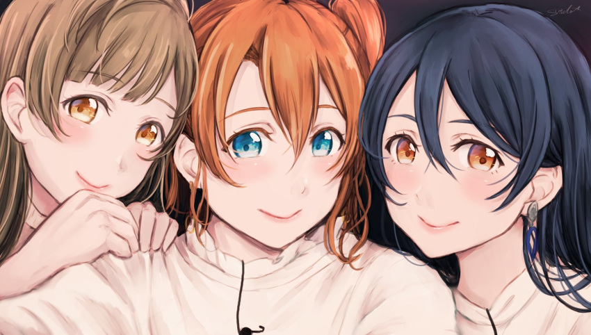 3girls bangs blue_eyes blue_hair blush brown_eyes closed_mouth commentary_request grey_hair hair_between_eyes hands_on_another's_shoulders highres kousaka_honoka long_hair looking_at_viewer love_live! love_live!_school_idol_project minami_kotori multiple_girls orange_hair sandwiched shirt simple_background smile sonoda_umi suito upper_body white_shirt yellow_eyes