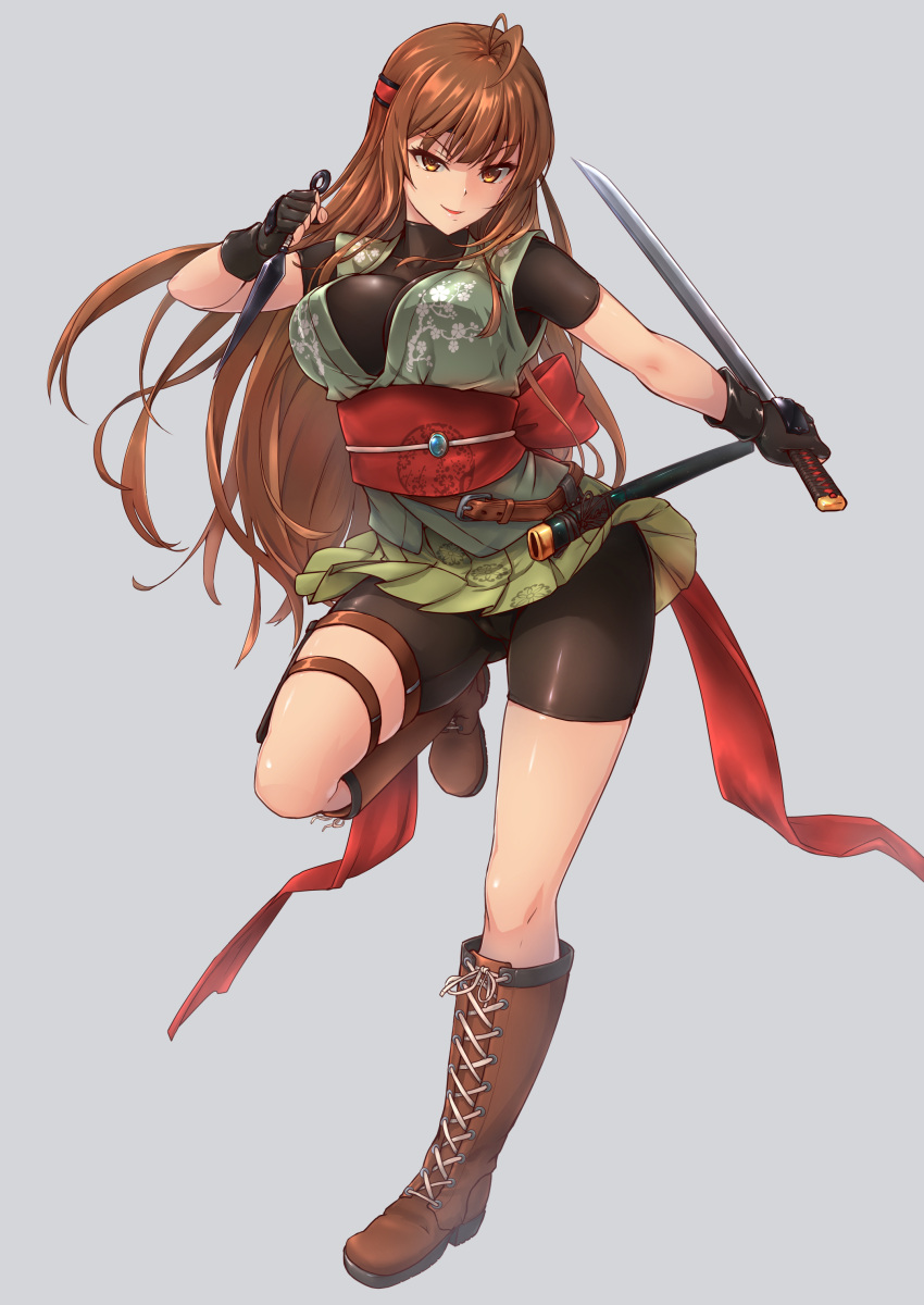 1girl absurdres antenna_hair ass belt bent_knee bike_shorts black_gloves bodysuit boots breasts brown_eyes brown_footwear brown_hair cross-laced_footwear full_body gloves grey_background hair_tubes highres holding holding_weapon holster japanese_clothes katana kimono knee_boots kunai kunoichi_(sengoku_musou) long_hair looking_at_viewer ninja obi obijime sash saya_(scabbard) shiny short_kimono short_sleeves sleeveless smile standing standing_on_one_leg sword thigh_holster tori@gununu tsuka_(handle) weapon