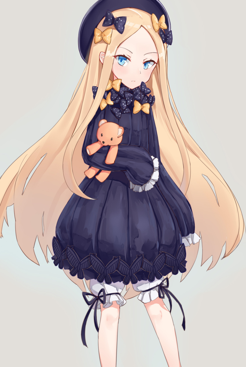 1girl abigail_williams_(fate/grand_order) black_bow black_dress black_hat black_ribbon blonde_hair blue_eyes bow dress fate/grand_order fate_(series) grey_background hair_bow hat highres long_hair looking_at_viewer lulumiya_(abbb1233) polka_dot polka_dot_bow ribbon short_dress shorts shorts_under_dress simple_background sleeves_past_fingers solo stuffed_animal stuffed_toy teddy_bear very_long_hair white_shorts yellow_bow