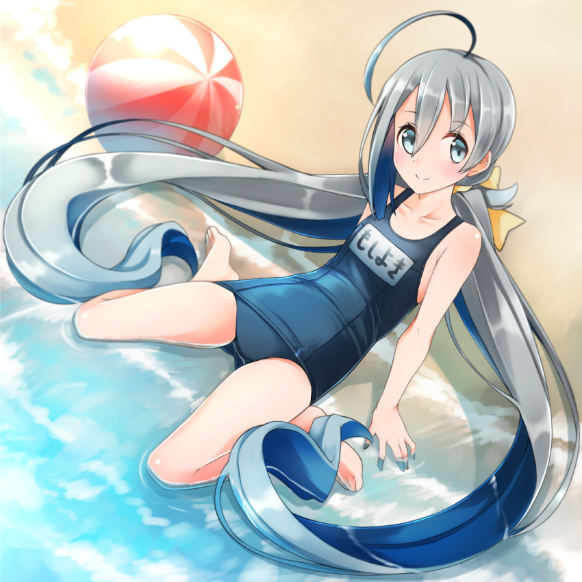 1girl ball barefoot beach beachball blue_swimsuit comah flat_chest green_eyes grey_eyes grey_hair hair_between_eyes highres kantai_collection kiyoshimo_(kantai_collection) long_hair looking_at_viewer low_twintails name_tag school_swimsuit sitting smile solo swimsuit twintails very_long_hair wariza waves