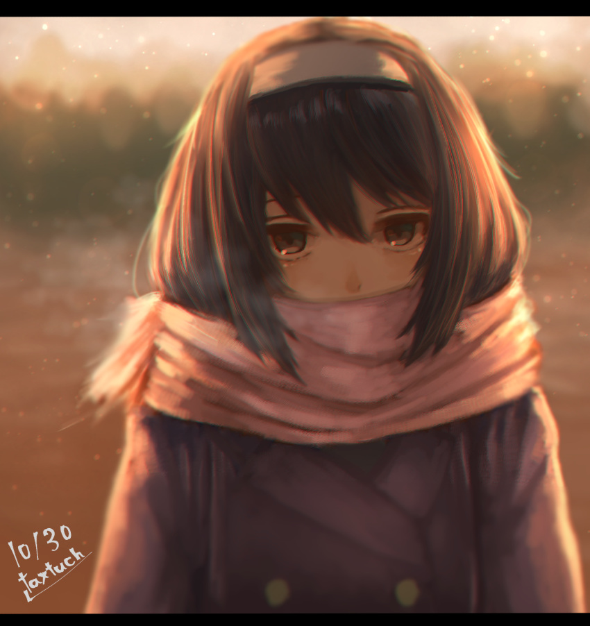 1girl artist_name bangs black_hair blue_coat blurry blurry_background brown_eyes commentary covered_mouth dated girls_und_panzer hairband highres light_particles long_hair long_sleeves looking_at_viewer pink_scarf reizei_mako scarf solo standing tacch upper_body white_hairband winter_clothes