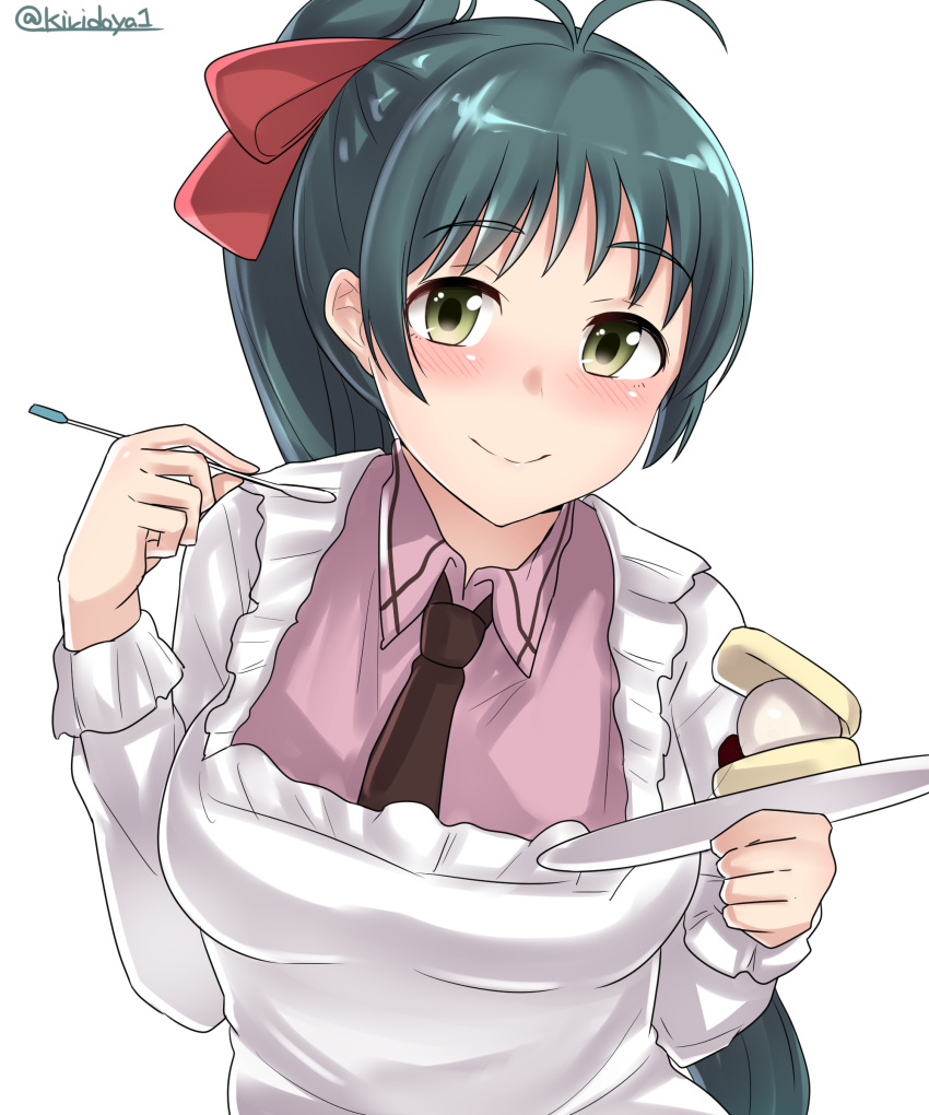 1girl absurdres antenna_hair apron aqua_hair bangs breasts collared_shirt frilled_apron frills green_eyes hair_ribbon highres holding holding_plate holding_spoon irako_(kantai_collection) kantai_collection kiritto long_hair long_sleeves looking_at_viewer medium_breasts necktie pink_shirt plate ponytail red_ribbon ribbon shiny shiny_hair shirt simple_background solo tareme twitter_username upper_body white_apron white_background wing_collar