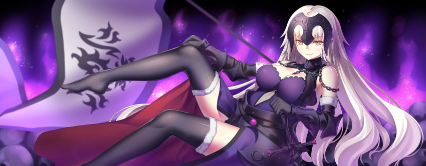 1girl armor armored_dress banner black_gloves black_legwear breasts chains cleavage dress elbow_gloves eyebrows_visible_through_hair fate/grand_order fate_(series) fur_trim gloves hand_on_own_knee highres jeanne_d'arc_(alter)_(fate) jeanne_d'arc_(fate)_(all) large_breasts long_hair looking_at_viewer navel_cutout parted_lips purple_dress silver_hair smile solo thigh-highs very_long_hair yellow_eyes zha_yu_bu_dong_hua
