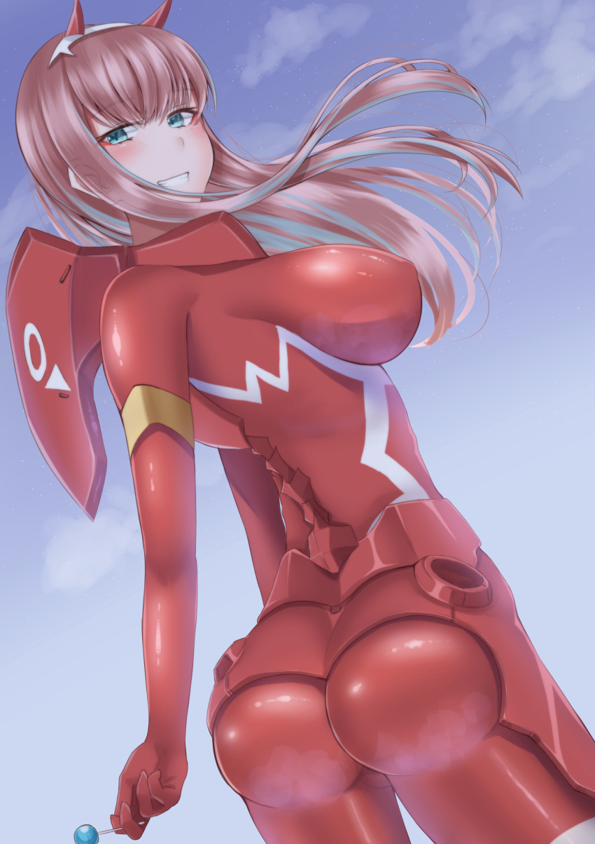 1girl ass blush bodysuit breasts candy darling_in_the_franxx eyebrows_visible_through_hair food green_eyes hairband highres holding holding_food horns kitajima_yuuki large_breasts long_hair looking_at_viewer looking_back outdoors pilot_suit pink_hair red_bodysuit skin_tight sky smile solo white_hairband zero_two_(darling_in_the_franxx)
