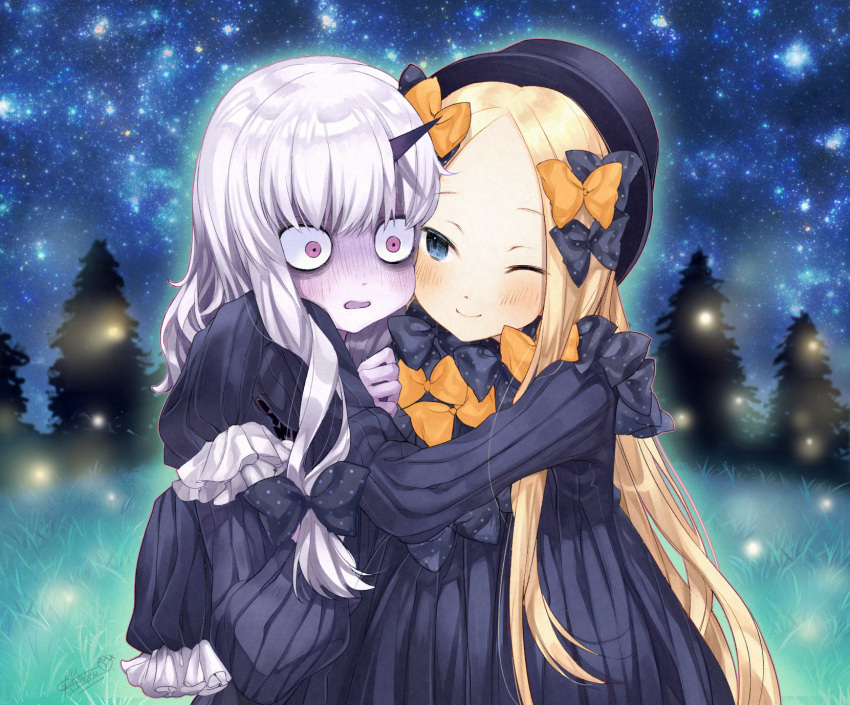 2girls ;) abigail_williams_(fate/grand_order) bags_under_eyes bangs black_bow black_dress black_hat blonde_hair blue_eyes blush bow closed_mouth commentary_request dress fate/grand_order fate_(series) fireflies forehead hair_bow hat highres horn hug lavinia_whateley_(fate/grand_order) long_hair long_sleeves multiple_girls night night_sky one_eye_closed orange_bow outdoors pale_skin parted_bangs parted_lips pine_tree pink_eyes polka_dot polka_dot_bow sidelocks silver_hair sky sleeves_past_fingers sleeves_past_wrists smile star_(sky) starry_sky tree very_long_hair wide-eyed yukihara_nako
