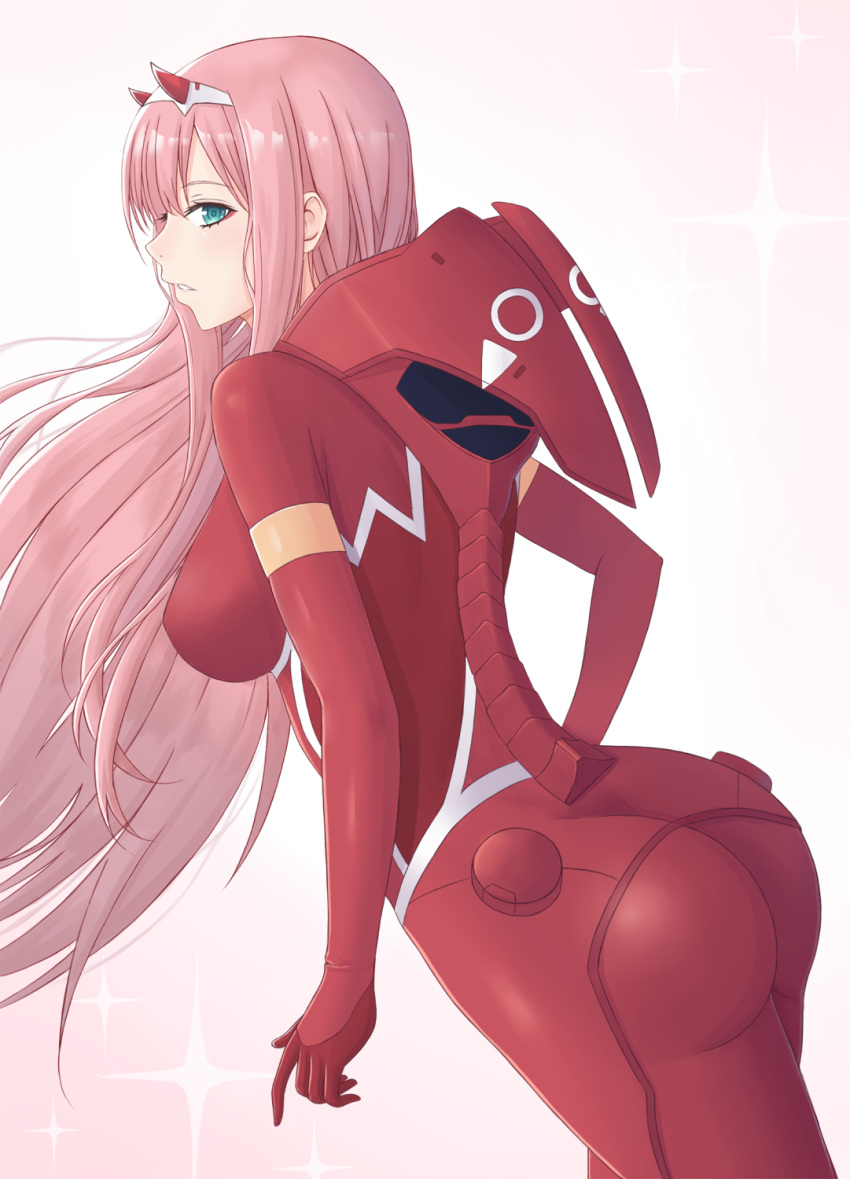 1girl aqua_eyes ass bangs bodysuit breasts darling_in_the_franxx dutch_angle eyebrows_visible_through_hair gradient gradient_background hair_between_eyes highres horns long_hair looking_at_viewer looking_to_the_side medium_breasts mentai_mayo parted_lips pilot_suit pink_background pink_hair profile red_bodysuit solo sparkle very_long_hair zero_two_(darling_in_the_franxx)