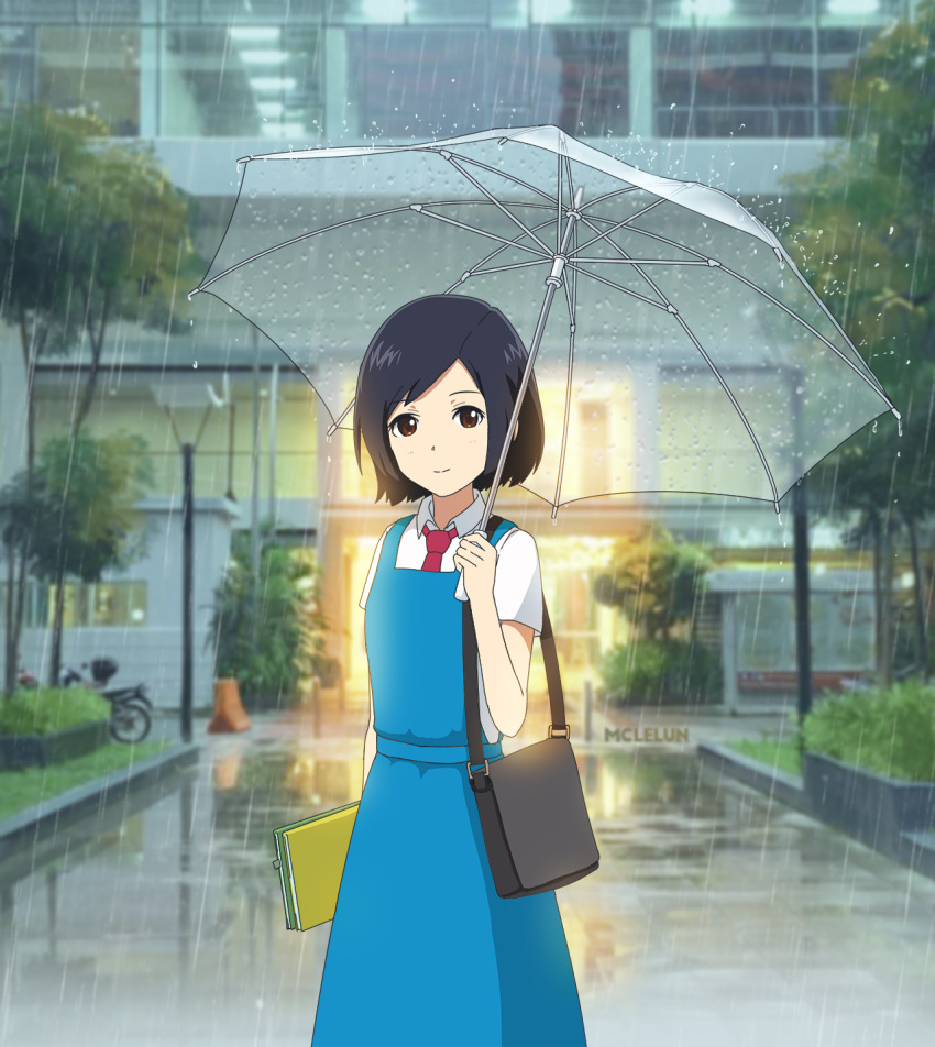 1girl artist_name bag black_hair blue_dress blurry blurry_background brown_eyes building closed_mouth collared_shirt commentary cowboy_shot day depth_of_field dress droplet hand_up highres holding holding_umbrella looking_at_viewer mclelun necktie original outdoors pinafore_dress rain school_uniform shirt short_hair shoulder_bag smile solo transparent_umbrella tree umbrella white_shirt wing_collar