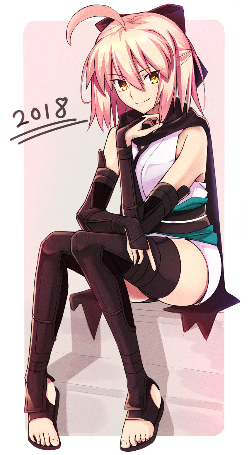 1girl 2018 absurdres ahoge black_bow black_legwear black_scarf blonde_hair bow detached_sleeves eyebrows_visible_through_hair fate/grand_order fate_(series) full_body hair_between_eyes hair_bow highres japanese_clothes kimono looking_at_viewer obi okita_souji_(fate) sash scarf short_kimono sitting sleeveless sleeveless_kimono smile solo thigh-highs white_kimono yellow_eyes yuchio