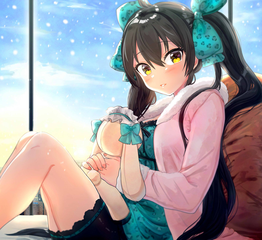 1girl ahoge aqua_bow black_hair black_skirt blush bow eyebrows_visible_through_hair from_side hair_between_eyes hair_bow highres idolmaster idolmaster_cinderella_girls idolmaster_cinderella_girls_starlight_stage indoors long_hair looking_at_viewer matoba_risa miniskirt parted_lips sitting skirt snowing solo tomato_omurice_melon twintails very_long_hair yellow_eyes