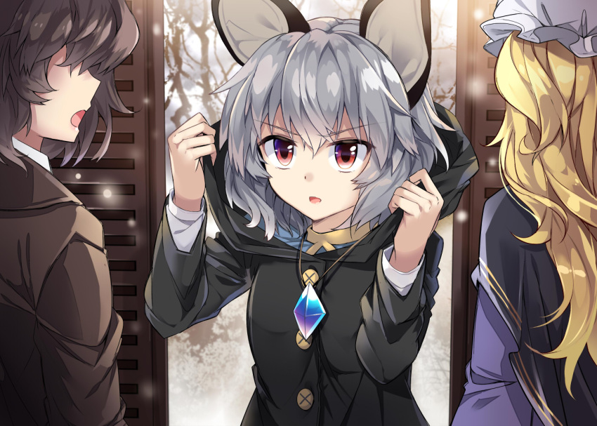 3girls animal_ears black_coat blonde_hair brown_coat brown_hair coat commentary_request e.o. eyebrows_visible_through_hair from_behind grey_hair hat hood hooded_jacket jacket jewelry long_hair long_sleeves looking_at_another maribel_hearn mob_cap mouse_ears multiple_girls nazrin open_mouth parted_lips pendant red_eyes short_hair touhou tree usami_renko v-shaped_eyebrows