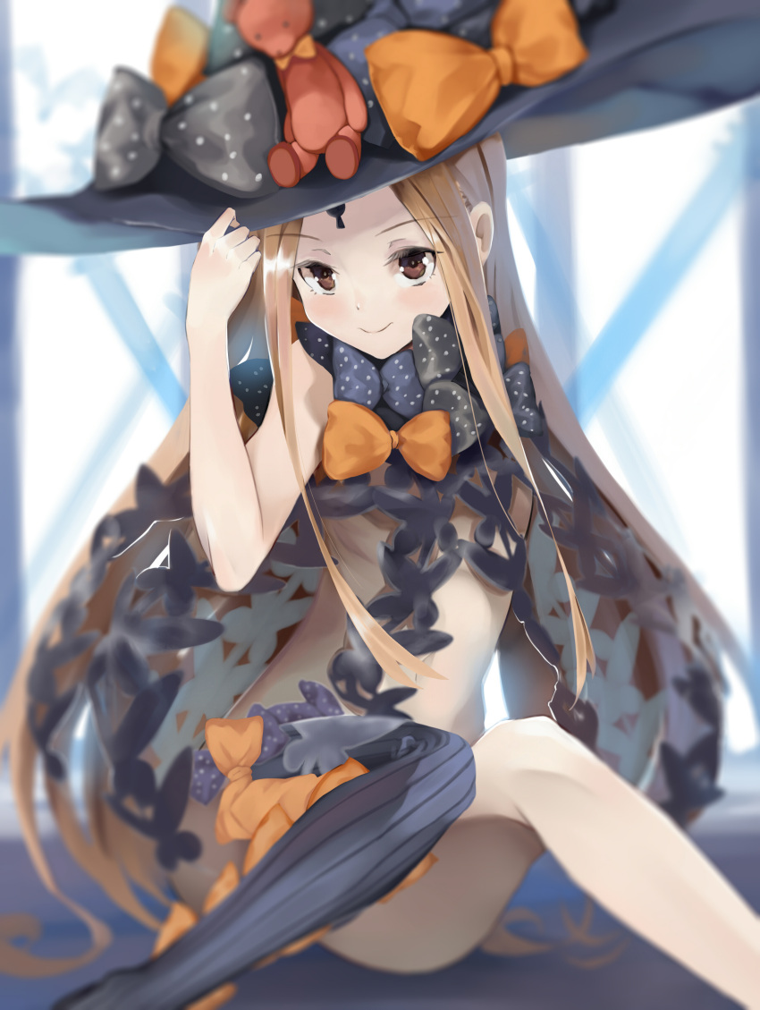 1girl abigail_williams_(fate/grand_order) absurdres asymmetrical_legwear bangs black_bow black_hat black_legwear black_panties blonde_hair blurry blurry_background bow brown_eyes closed_mouth commentary_request depth_of_field eyebrows_visible_through_hair fate/grand_order fate_(series) hand_on_headwear hat hat_bow highres keyhole long_hair looking_at_viewer navel orange_bow panties parted_bangs polka_dot polka_dot_bow revealing_clothes single_thighhigh smile solo stuffed_animal stuffed_toy teddy_bear thigh-highs topless underwear very_long_hair witch_hat yonago_miko