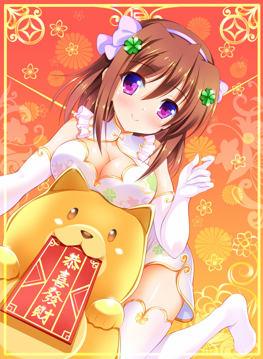 1girl bangs bare_shoulders bashen_chenyue blush breast_rest breasts brown_hair china_dress chinese_clothes chinese_new_year cleavage cleavage_cutout closed_mouth commentary_request dress dutch_angle elbow_gloves eyebrows_visible_through_hair gloves hair_between_eyes hair_ornament hairband happy_new_year highres large_breasts new_year no_shoes original sleeveless sleeveless_dress smile solo thigh-highs translated violet_eyes white_dress white_gloves white_hairband white_legwear