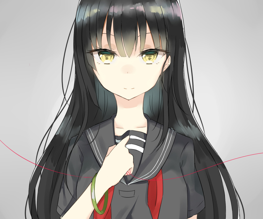 1girl bangle bangs black_hair black_sailor_collar black_shirt bracelet closed_mouth collarbone commentary_request grey_background hair_between_eyes highres jewelry long_hair looking_at_viewer neckerchief original red_neckwear red_string sailor_collar school_uniform serafuku shirt short_sleeves simple_background smile solo string swon_(joy200892) undone_neckerchief very_long_hair yellow_eyes