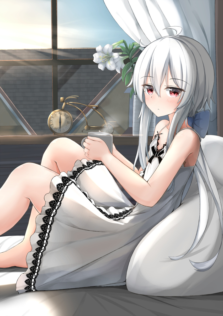 1girl absurdres ahoge bangs bare_arms bare_shoulders barefoot bed_sheet blue_bow blue_sky blush bow clock closed_mouth collarbone commentary_request day dress eyebrows_visible_through_hair flower hair_between_eyes hair_bow highres holding_mug indoors looking_at_viewer looking_to_the_side low_ponytail moyoron original pillow ponytail red_eyes roman_numerals sidelocks silver_hair sitting sky sleeveless sleeveless_dress solo steam white_dress white_flower window