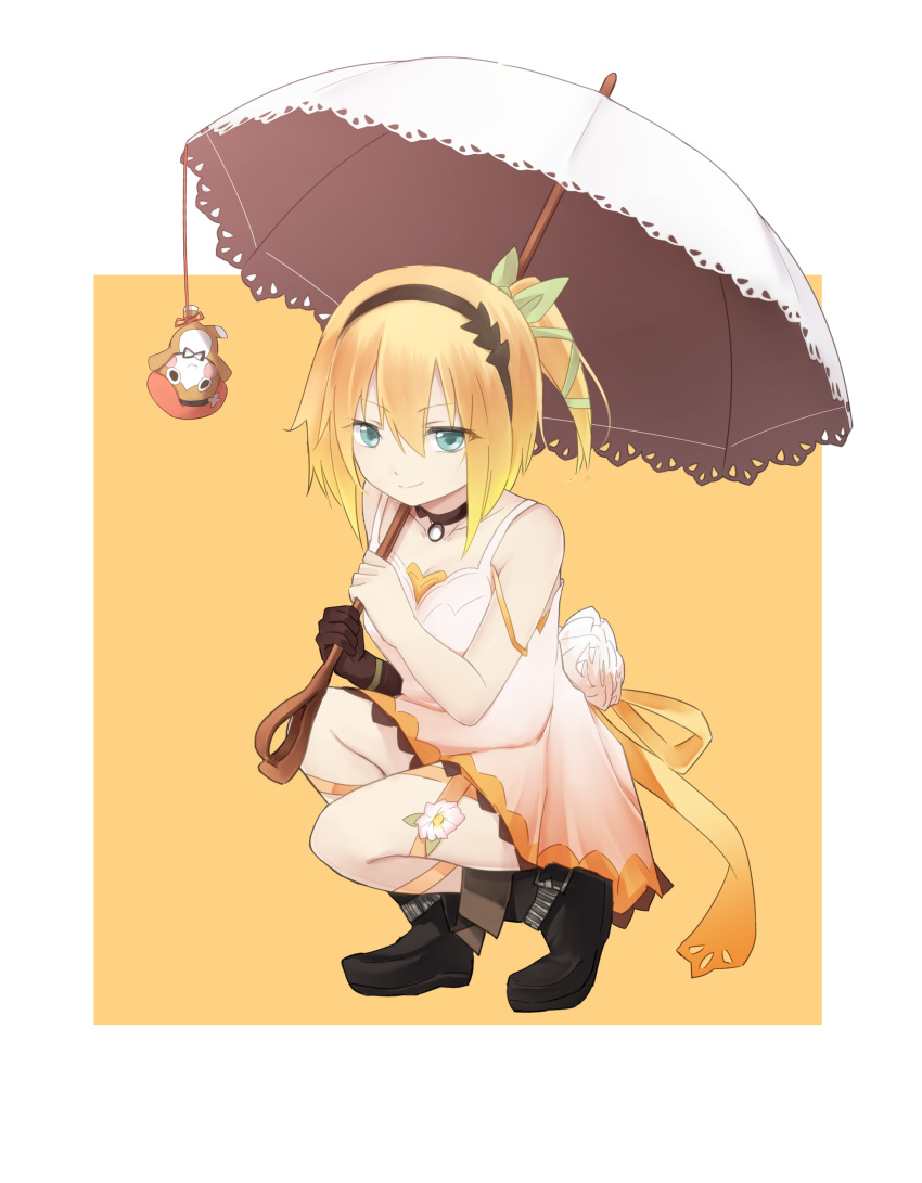 &gt;:) 1girl absurdres bangs bare_arms bare_shoulders black_choker black_footwear black_gloves blonde_hair boots choker closed_mouth collarbone dress edna_(tales) eyebrows_visible_through_hair gloves hair_between_eyes highres holding holding_umbrella long_hair looking_at_viewer ririka_(ab-yuri) side_ponytail sidelocks single_glove sleeveless sleeveless_dress smile solo squatting tales_of_(series) tales_of_zestiria two-tone_background umbrella v-shaped_eyebrows white_background white_dress white_umbrella yellow_background