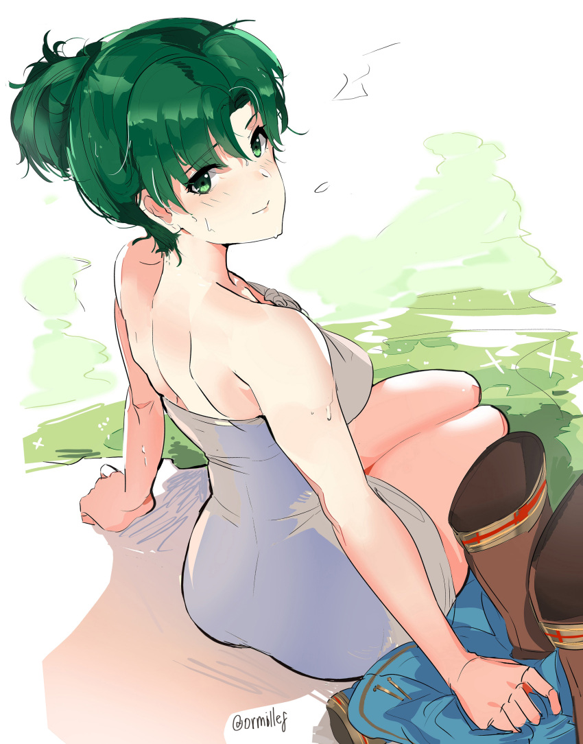 1girl :&gt; absurdres alternate_hairstyle ass bangs bare_shoulders bath bathing blush boots boots_removed breasts brown_footwear cleavage closed_mouth collarbone dotentity eyebrows_visible_through_hair fire_emblem fire_emblem:_rekka_no_ken fire_emblem_heroes from_behind green_eyes green_hair hair_bun highres knee_boots long_hair looking_at_viewer looking_back lyndis_(fire_emblem) naked_towel onsen parted_bangs ponytail shoulder_blades simple_background sitting smile soaking_feet solo steam thighs towel water wet white_towel