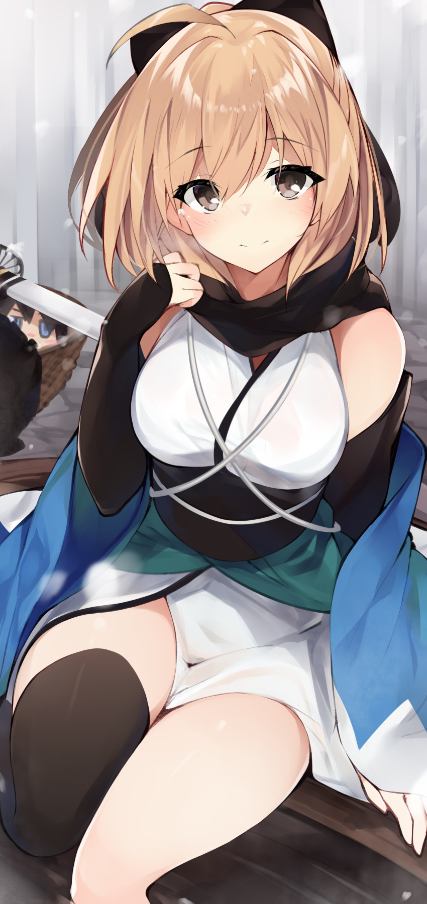 1girl absurdres ahoge bangs black_bow black_legwear black_sash black_scarf blonde_hair blush bow breasts bridal_gauntlets brown_hair closed_mouth eyebrows_visible_through_hair eyes_visible_through_hair fate/grand_order fate_(series) hair_bow hand_up highres japanese_clothes katana kimono koha-ace looking_at_viewer medium_breasts netarou obi okita_souji_(fate) riyo_(lyomsnpmp)_(style) sash scarf sheath single_thighhigh smile solo sword tareme thigh-highs thighs weapon wide_sleeves