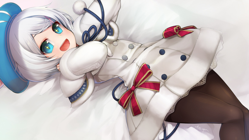 +_+ 1girl :d arms_up artist_name bangs bed_sheet black_legwear blue_eyes blue_hat dennou_shoujo_youtuber_shiro dress feet_out_of_frame fur-trimmed_capelet fur-trimmed_sleeves fur_trim hair_ornament hat highres long_sleeves looking_at_viewer lying on_back on_bed open_mouth pantyhose pom_pom_(clothes) red_ribbon ribbon shiro_(dennou_shoujo_youtuber_shiro) short_hair smile solo sparkling_eyes swept_bangs tanyatonya tareme upper_teeth virtual_youtuber white_dress x_hair_ornament