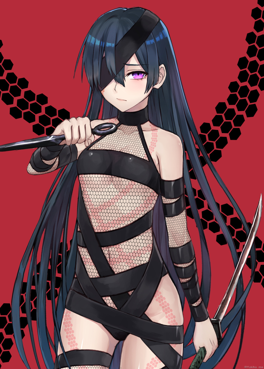 1girl bangs bare_shoulders black_hair black_ribbon closed_mouth commentary_request eyebrows_visible_through_hair fate/grand_order fate_(series) fishnets hair_over_one_eye highres holding holding_sword holding_weapon katana kunai long_hair looking_at_viewer mochizuki_chiyome_(fate/grand_order) navel red_background revealing_clothes ribbon solo sword very_long_hair violet_eyes weapon yukihama