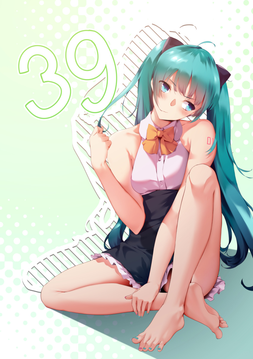 1girl 39 ahoge aqua_eyes aqua_hair bangs barefoot bow bowtie feet full_body green_background hatori8935 hatsune_miku head_tilt highres long_hair nail_polish sitting skirt solo toenail_polish twintails very_long_hair vocaloid