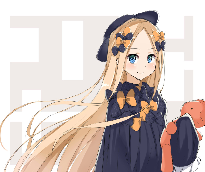 1girl abigail_williams_(fate/grand_order) bangs black_bow black_dress black_hat blonde_hair blue_eyes blush bow closed_mouth commentary_request dress fate/grand_order fate_(series) forehead hair_bow hat highres holding holding_stuffed_animal kohakope long_hair long_sleeves looking_at_viewer orange_bow parted_bangs polka_dot polka_dot_bow sleeves_past_fingers sleeves_past_wrists smile solo stuffed_animal stuffed_toy teddy_bear very_long_hair