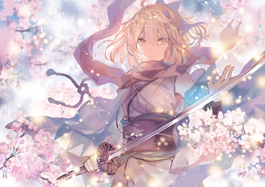 1girl alternate_eye_color arm_guards black_bow black_scarf blonde_hair bow cherry_blossoms commentary_request fate/grand_order fate_(series) floating_hair flower hair_between_eyes hair_bow highres holding holding_sword holding_weapon japanese_clothes kimono long_sleeves looking_at_viewer obi okita_souji_(fate) outdoors rioka_(southern_blue_sky) sash scarf short_hair solo sparkle sword tree upper_body weapon wide_sleeves yellow_eyes