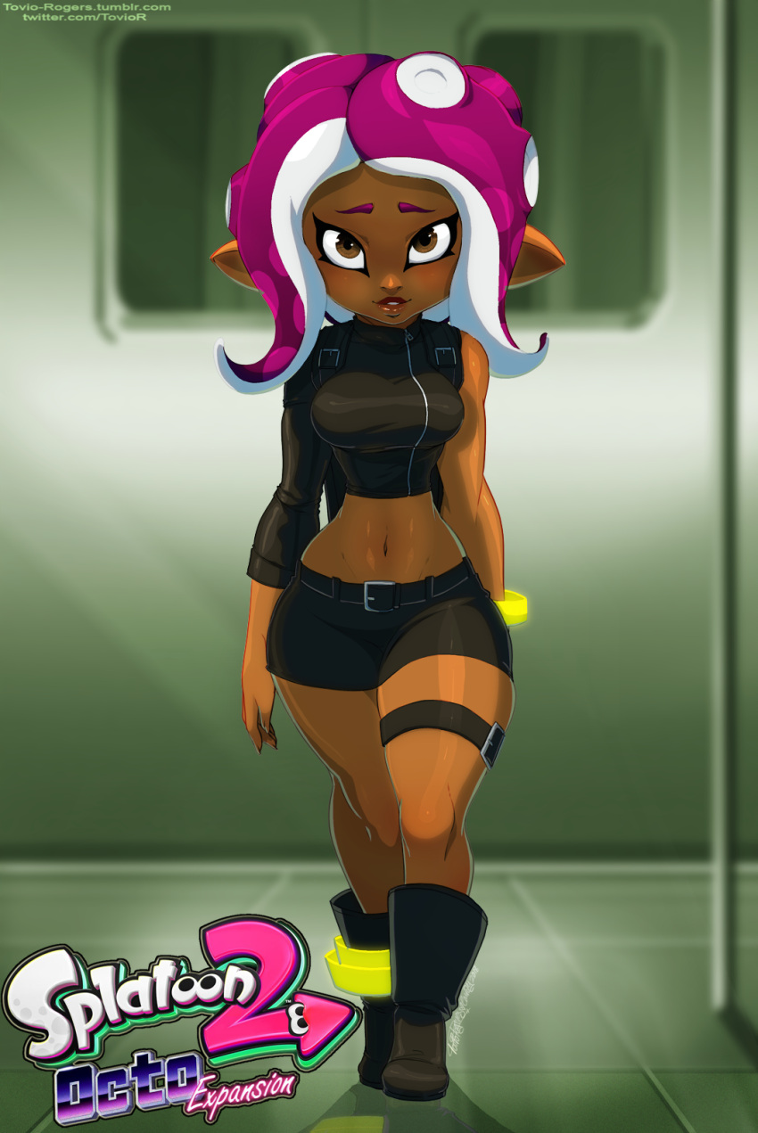 1girl agent_8 ankle_boots anklet artist_name backpack bag belt boots bracelet breasts brown_eyes crop_top dark_skin full-length_zipper full_body highres jewelry lips looking_at_viewer medium_breasts miniskirt navel octarian octoling pink_hair pointy_ears short_eyebrows single_sleeve skirt sleeveless solo splatoon splatoon_2 splatoon_2:_octo_expansion tentacle_hair thigh_strap thighs tovio_rogers walking zipper