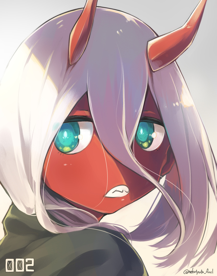 1girl absurdres black_robe character_name darling_in_the_franxx gradient gradient_background green_eyes hair_between_eyes highres horns long_hair looking_at_viewer nekochu_(masamura38b) portrait red_skin robe shiny shiny_hair signature silver_hair simple_background solo spoilers younger zero_two_(darling_in_the_franxx)